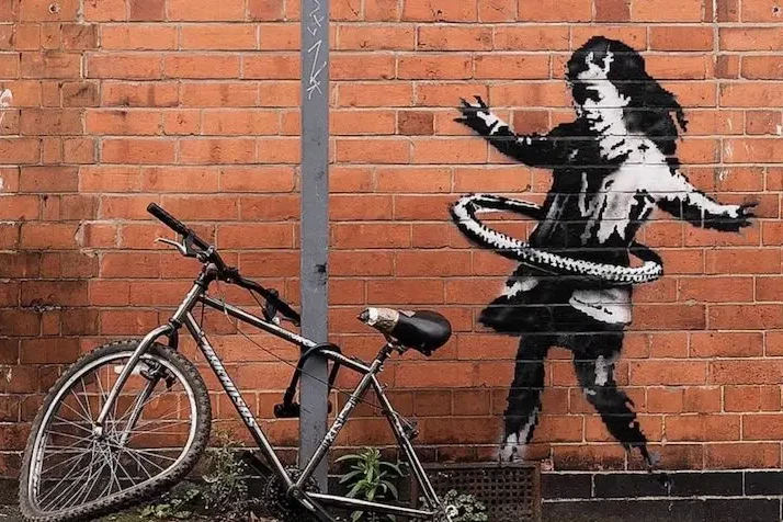 banksy-hula-hoop